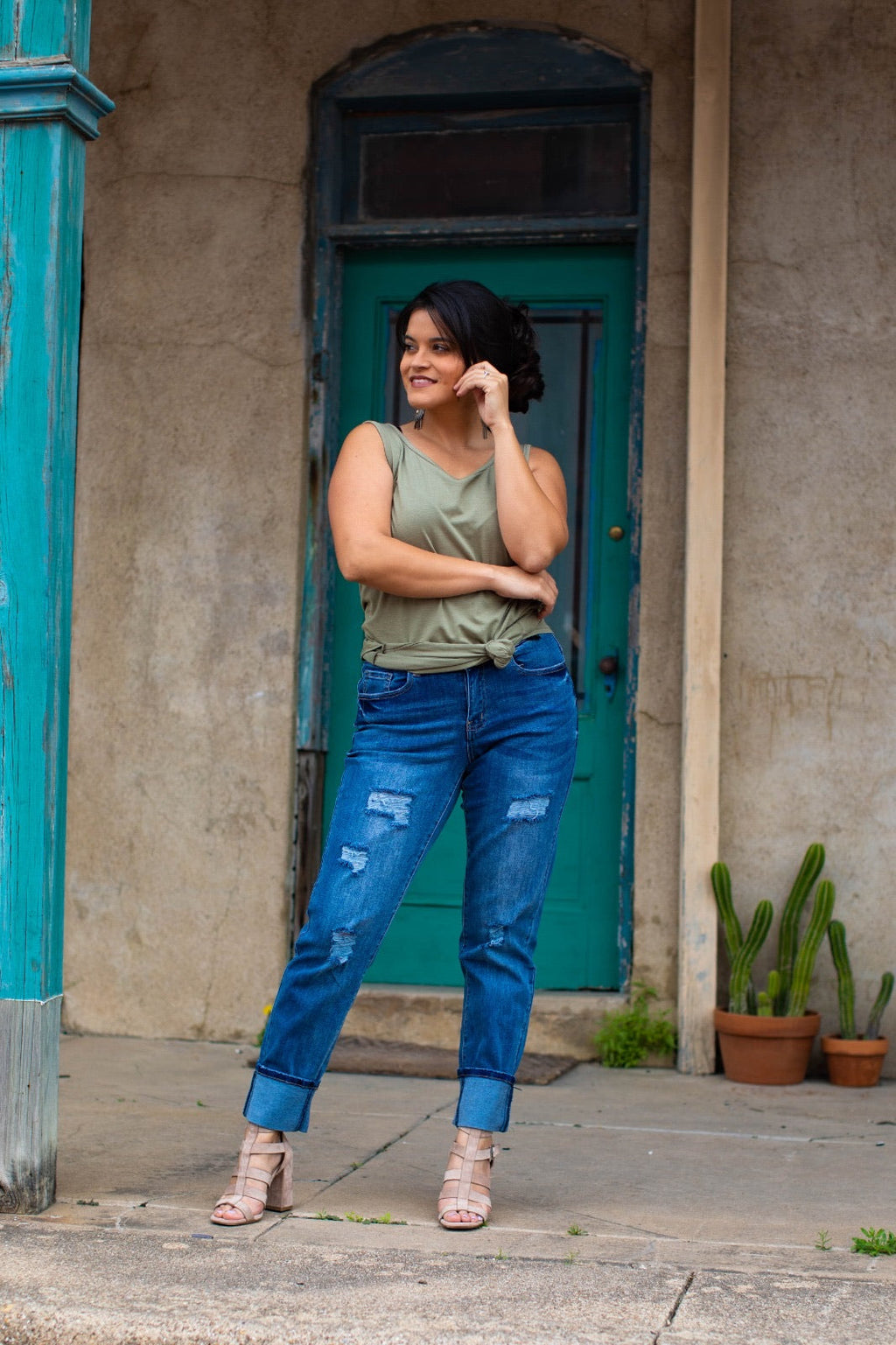 MID WASH DISTRESSED BOYFRIEND JEANS